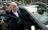 L'ex-président de la Fifa Sepp Blatter s'apprête à quitter le bureau du procureur à Zurich après son audition, le 9 août 2021