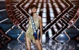 Miss France 2024, Eve Gilles (Miss Nord-Pas-de-Calais), défile sur scène lors du concours Miss France 2024 à  Dijon, le 16 décembre 2023