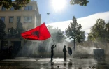 Des protestataires font face à des véhicules de police équipés de canons à eau, lors d’une manifestation antigouvernementale à Tirana, le 17 octobre 2026 en Albanie