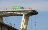 Un camion s'est arrêté devant la partie du pont Morandi qui s'est écroulée, le 14 août 2018 à Gênes