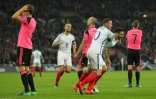 Adam Lallana congratulé par Wayne Rooney après avoir inscrit le 2e but de l'Angleterre face à l'Ecosse à Wembley, le 11 novembre 2016