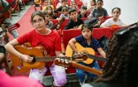 Des enfants et adolescents participent à un atelier musical dans une école dédiée à la tradition orale du "repentismo", une forme de joute poétique, dans la ville de Güines, à Cuba, le 8 mars 2025