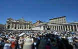 Les fidèles se rassemblent tandis que le pape Léon XIV se tient à la fenêtre du palais apostolique surplombant la place Saint-Pierre, lors de la prière du Regina Caeli au Vatican, le 24 mai 2026
