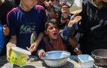 Distribution de nourriture dans le camp de réfugiés de Nousseirat, dans le centre de la bande de Gaza, le 5 mai 2025