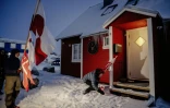 Des manifestants avec le drapeau du Danemark et celui du Groenland devant le consulat américain à Nuuk, au Groenland, le 20 janvier 2026