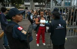 Des électeurs devant un bureau de vote lors de la présidentielle au Pérou, le 12 avril 2026 à Lima 