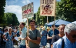 Paysans, politiques, scientifiques, citoyens, apiculteurs... rassemblés devant le Sénat à Paris en opposition à la loi Duplomb, le 30 juin 2025