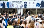 Des fans de la superstar américaine Taylor Swift se pressent aux stands de produits dérivés devant le stade Ernst Happel à Vienne, avant ses trois concerts prévus, le 7 août 2024 en Autriche