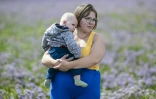 Anne-Marie Seye et son bébé au Crotoy, dans la baie de Somme, le 30 juillet 2025