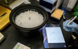 La professeure Monica Trujillo réalise un test PCR pour détecter la polio dans un échantillon, le 25 août 2022 à New York