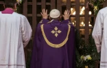 Le pape François ouvre le 29 novembre 2015 une Porte Sainte dans la cathédrale de Bangui, par laquelle les fidèles sont invités à passer pour obtenir le pardon de leurs péchés
