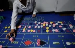 Une apprentie croupier lors d'une session d'entraînement à l'école "All'In Casino Experts" à Saint-Cloud, le 26 mars 2026