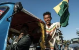 Un homme brandit un drapeau éthiopien penedant la célébration de la libération de prisooniers du Front de libération du peuple du Tigré à Alamata le 10 décembre 2020