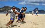 Des adolescents brésiliens pendant un tournoi de rugby à Icarai beach, dans le quartier de Niteroi, à Rio de Janeiro le 2 septembre 2017