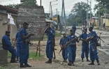 Des policiers à Bujumbura lors d'une manifestation contre le président Nkurunziza, le 20 mai 2015 au Burundi