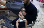 Une image prise sur une vidéo de la Défense civile syrienne montre des volontaires aidant des enfants victimes d'une attaque chimique présumée à Douma, le 8 avril 2018