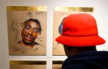 Grandmaster Caz observant un portrait du rappeur Ol' Dirty Bastard du Wu-Tang Clan au musée éphémère du Hip-Hop de Washington D.C. le 18 janvier 2018