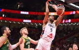Le Français Nicolas Batum claque un dunk face aux Australiens lors du match pour la 3e place au Mondial de basket, le 15 septembre 2019 à Pékin