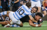 Le Néo-Zélandais Ardie Savea (d) marque un essai lors du match de Rugby Championship face à l'Argentine, à Newcastle, le 28 novembre 2020