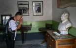 Un visiteur s'incline devant le buste de Mao Zedong dans un musée à Dazhai, dans la province du Shanxi, le 19 août 2026 en Chine