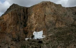 Vue aérienne du monastère de la Chozoviotissa, construit dans la roche, sur l'île grecque d'Amorgos, le 15 février 2025
