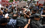 Le porte-parole du parti des Travailleurs Hama Hammami parmi des manifestants contre le référendum du président tunisien Kais Saied, à Tunis, le 4  juin 2022