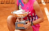 Simona Halep pose avec le trophée du tournoi de Rome le 21 septembre 2020
