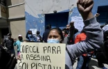 Des opposants à l'ancienne présidente par intérim bolivienne Jeanine Añez manifestent devant les locaux de la police où elle est détenue à La Paz le 14 mars 2021