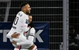 La joie des attaquants du Paris Saint-Germain, le Brésilien Neymar et Kylian Mbappé, auteurs chacun d'un triplé contre Clermont, battu 6-1, lors de la 31e journée de Ligue 1, le 9 avril 2022 au Stade Gabriel-Montpied