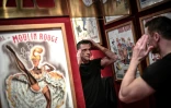 Alexandru Nicolae Denes, alias Alex Denes, danseur principal au Moulin Rouge, à l'intérieur de l'établissement, à Paris, le 18 mars 2021