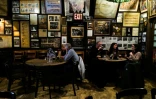 Des clients attablés dans McSorley's Old Ale House, le 18 février à New York