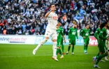 L'attaquant polonais de Marseille Arkadiusz Milik (gauche) célèbre son pénalty marqué en Coupe de France contre l'ES Cannet-Rocheville au stade Velodrome de Marseille, le 19 décembre 2021