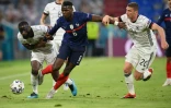 Le milieu de terrain français Paul Pogba, aux prises avec les Allemands Antonio Ruediger et Robin Gosens, lors de leur match (groupe F) de l&rsquo;Euro 2020, le 15 juin 2021 à Munich