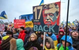Des partisans de l'ex-président ukrainien Petro Porochenko attendent son arrivée devant l'aéroport de Kiev, le 17 janvier 2022