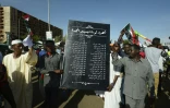 Des manifestants soudanais brandissent une pancarte sur laquelle figure les noms de manifestants tués depuis le début de la contestation, à Khartoum le 15 avril 2019