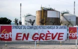 Une banderole de la CGT apposée devant une raffinerie à Lavéra, le 7 janvier 2020