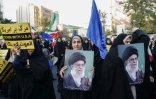 Des Iraniens portant le portrait du guide suprême Ali Khamenei célèbrent l'attaque contre Israël, le 15 avril 2024 à Téhéran
