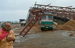 Un échaffaudage renversé par le cyclone Tauktae, le 18 mai 2021 près d'Amreli, en Inde