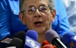 Henry Ramos Allup, le chef de l'opposition et président du Parlement s'exprime devant les journalistes à Caracas le 3 janvier 2016