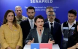 La ministre chilienne de l'Intérieur et de la Sécurité publique, Carolina Toha, (C) donne une conférence de presse lors d'une panne d'électricité à Santiago, le 25 février 2025