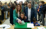 Susana Diaz, candidate du PSOE, vote en famille aux élections régionales en Andalousie, le 2 décembre 2018 à Séville