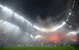 Les supporters marseillais déploient des fumigènes durant le match contre Feyenoord en Ligue Europa Conférence au Vélodrome, le 5 mai 2022 
