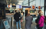 Des touristes russes arrivent au poste frontière de Nuijamaa, le 28 juillet 2022 en Finlande