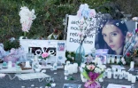 Des bougies et des fleurs déposées devant la maison de Delphine Jubillar à Cagnac-les-Mines (Tarn) lors d'une marche blanche un an après sa disparition, le 19 décembre 2021