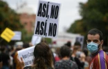 Une manifestante contre les nouvelles restrictions pour certains quartiers de Madrid face au coronavirus, le 20 septembre 2020, porte une pancarte clamant "Pas comme ça!"