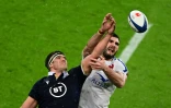 Le troisième ligne aile français Charles Ollivon (d) aux prises avec le deuxième ligne écossais Sam Skinner lors du match des Six Nations, au Stade de France, le 26 mars 2021