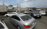 Des automobilistes attendent de faire le plein d'essence avant le passage de l'ouragan Matthew à Kingston en Jamaïque, le 1er octobre 2016 