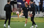 Le capitaine et milieu de la Croatie Luka Modric (c) contrôle le ballon lors d'une séance d'entraînement, le 30 juin 2018 à Nijni Novgorod