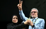 Mohammed Abed reçoit le prix radio du jury international au nom de son fils Anas Baba (NPR) pour le reportage « Recovering the Dead in Gaza », lors de l'édition 2026 du Prix Bayeux Calvados-Normandie des correspondants de guerre, le 10 octobre 2026
