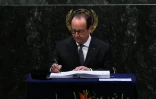 Le président français François Hollande signe l'accord sur le climat, à l'ONU à New York, le 22 avril 2016 